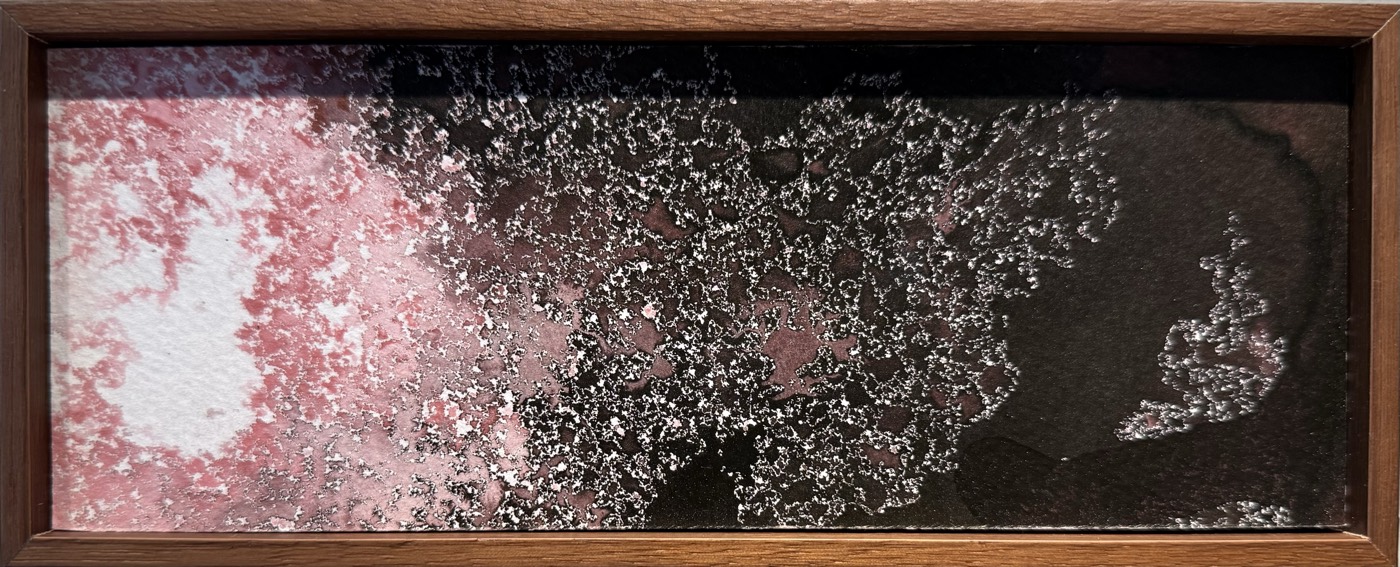Faixa horizontal de nanquim rosa e preto salpicado, em moldura de madeira