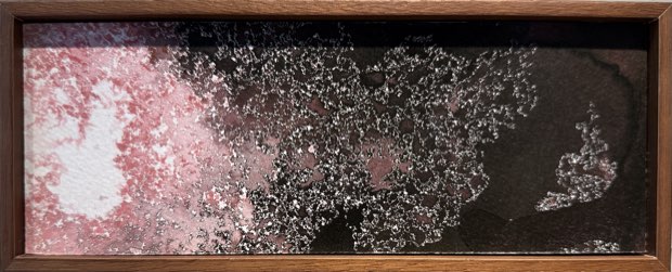 Faixa horizontal de nanquim rosa e preto salpicado, em moldura de madeira