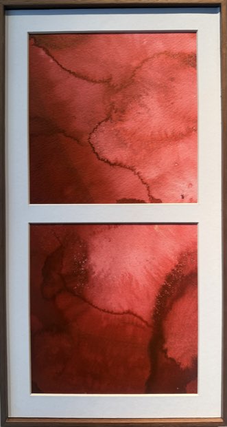 Duas folhas de nanquim vermelho, uma sobre a outra, em passe-partout branco