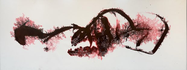 Faixa branca horizontal com manchas de nanquim marrom e rosa que se espalham em respingos